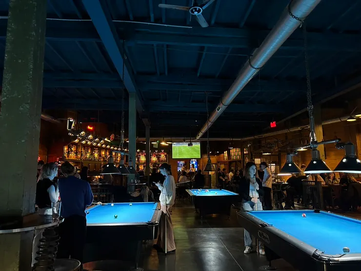 平日晚上，撞球館內學生聚集