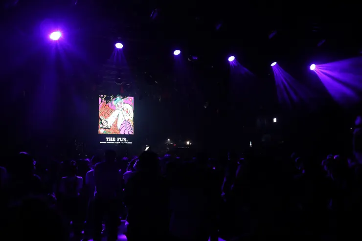 開場前的觀眾群，與大螢幕上的主視覺