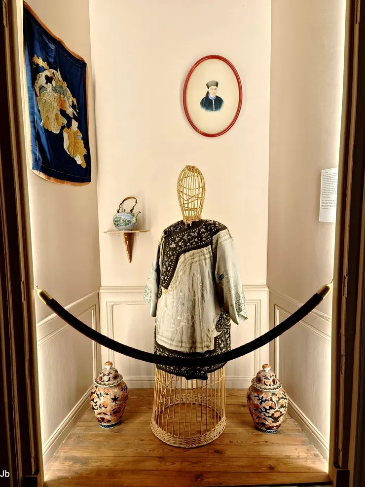 【一位中國吳姓官員是堡主卡瓦洛的朋友，曾在堡內做客，這些是他送給主人的禮物，據說他曾向安‧卡瓦洛求婚，那時她才兩歲。】