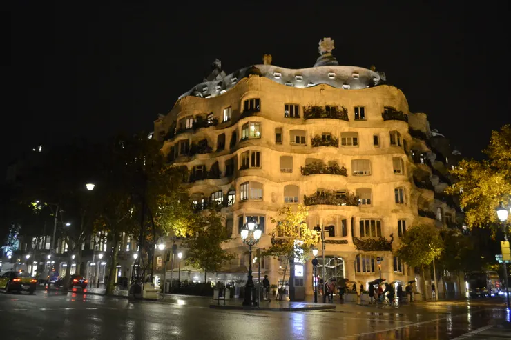 在燈光的照射下,陰影更凸顯建築身扭曲的不規則線條。