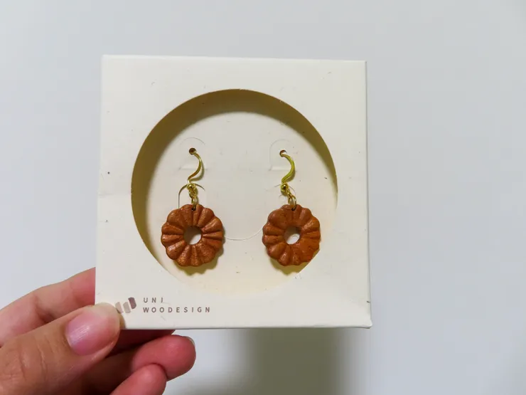 我買了一副桃花心木耳環，非常喜歡