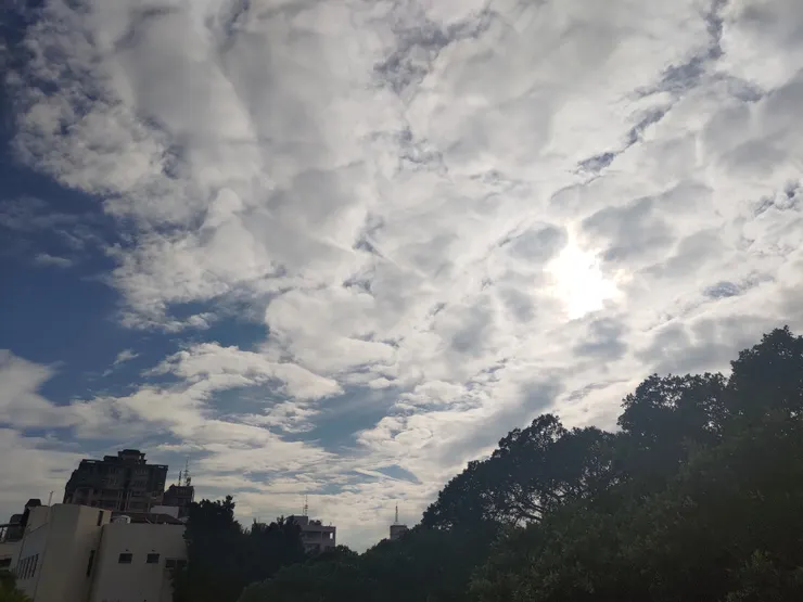 天空的雲和太陽