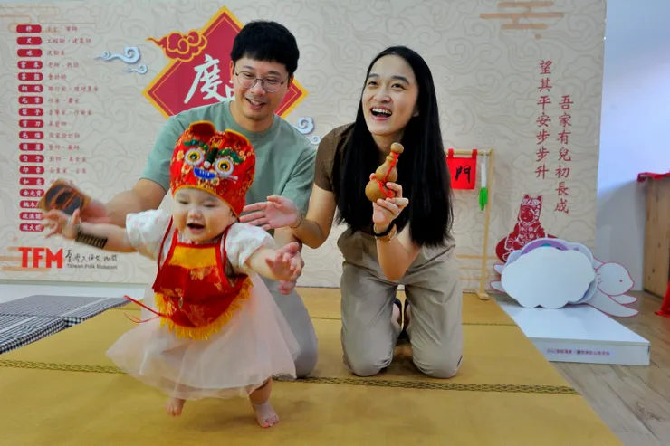 【葫蘆印章算盤這三樣最有趣！吔！抓周完成嘍...哇！一個没站穩，撲倒的瞬間。】