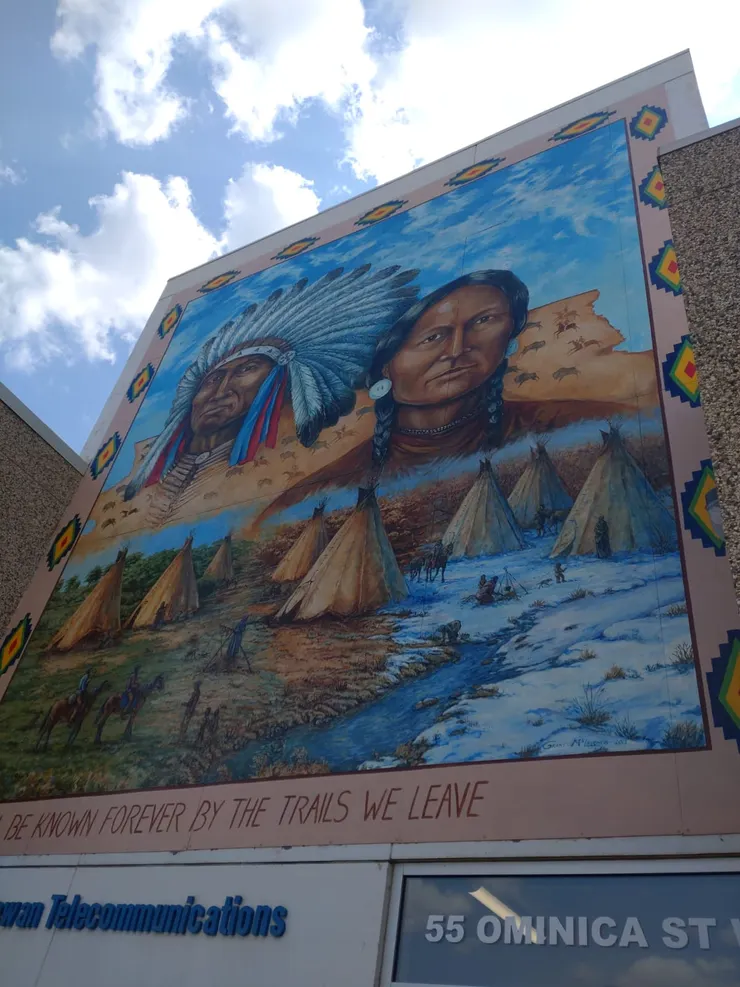 這是關於當地原住民的圖案，整個牆比我高出至少三倍的身高。各個地區都有各自獨特的文化～