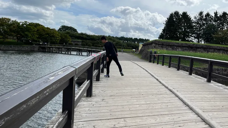 有點像護城河的感覺。