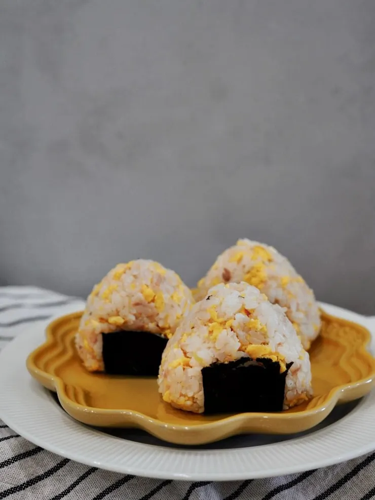 鮪魚飯糰，不但可以攝取適量的澱粉和蛋白質，食用也很方便。