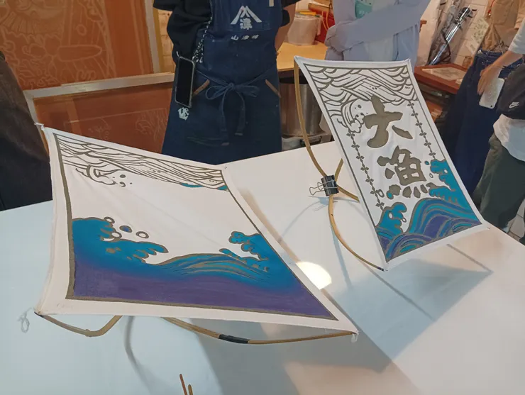 繪製大漁旗時,旗面必須騰空。