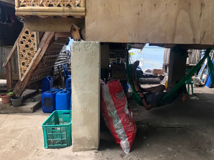 很chill 的吊床  在右邊，好暗：（