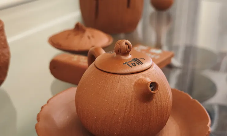 黎世榮岩礦壺 它是用台灣在地的天然岩礦石（如老岩泥、火山岩等），經過粉碎、淘洗後，與陶土混合燒製而成的茶壺。