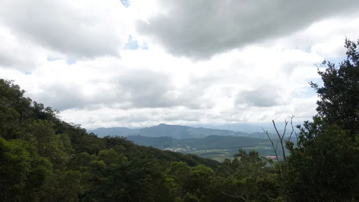 另一面是青翠山巒