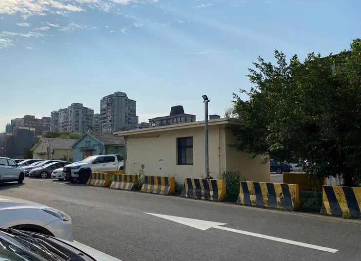 營區南側，尚存一間用途不明的小屋以及黃、綠兩座倉庫（2025年3月。筆者拍攝）