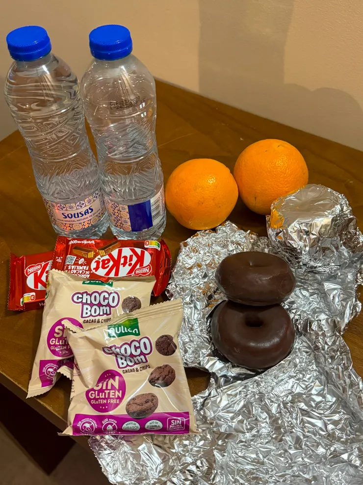 Hotel arzua有附早餐，但我們隔天半夜3點要起登，飯店特地給我們一包食物當早餐。