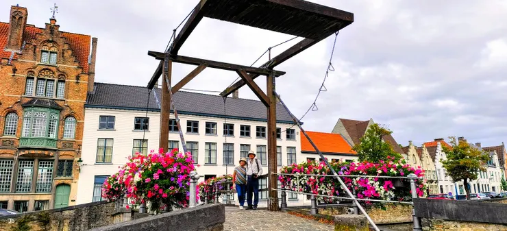 【運河上沙丘橋(Dune Bridge),那架子似乎有舉重功能。】