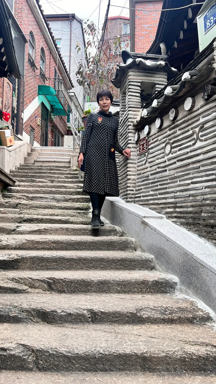 石階梯年齡很大，被行人走到有缺角。