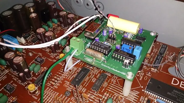 位於轉盤內的 TCXO-PLL-Reclock-DSIX 電路，TCXO 經過兩次 74VHCU04 反向器送出至 DAC