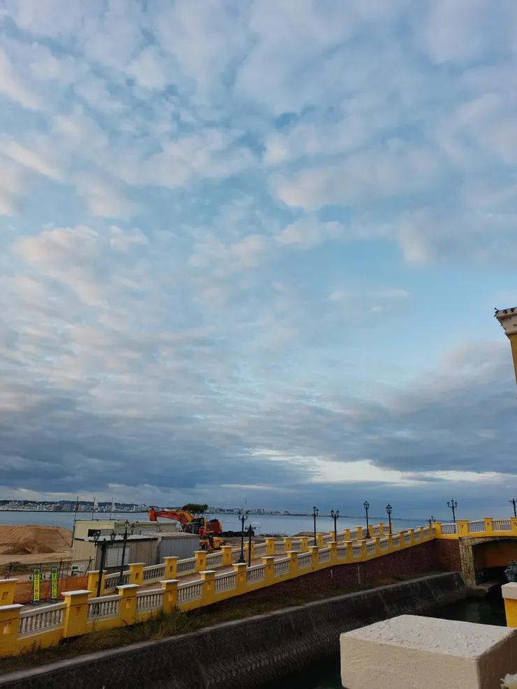 很多外國人沿海跑步