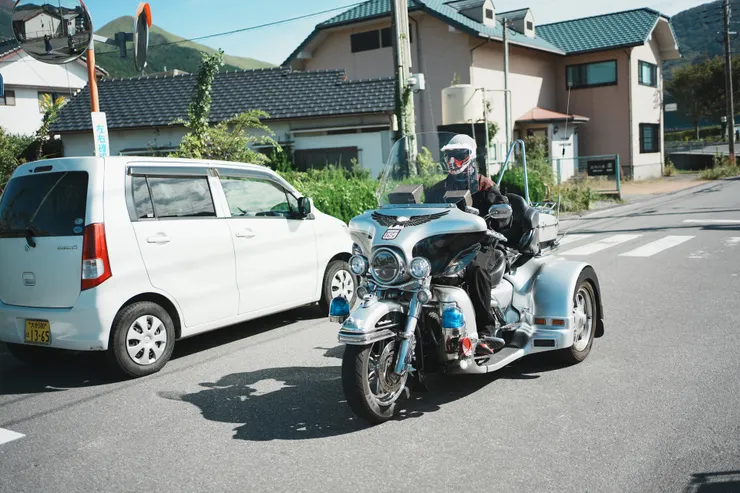 我超羨慕他可以自在的穿著自己喜歡的風格衣物，騎著不同風格的愛車，羨慕到忍不住的對他比出大拇指。