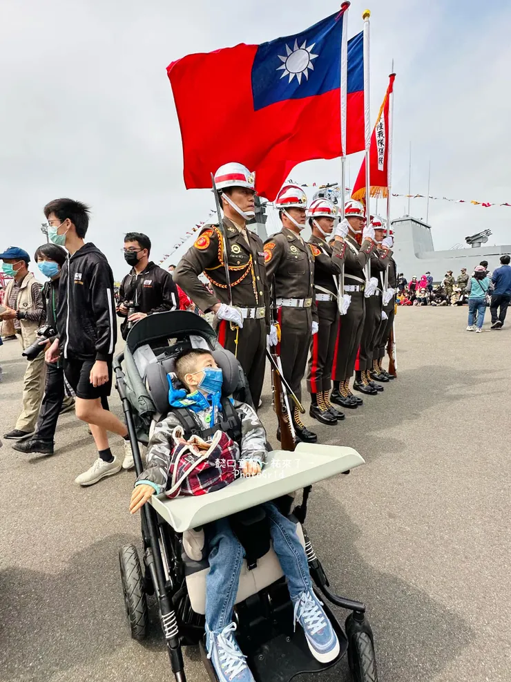 與陸戰儀隊官兵合影。