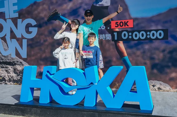 也有參加者攜家帶眷前來，參加賽事之餘，也能在南台灣風景區走走逛逛。圖/ HOKA Xtrail Kenting by UTMB主辦單位提供