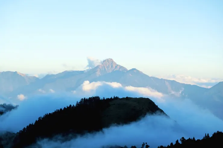 雪山眺望中央尖山