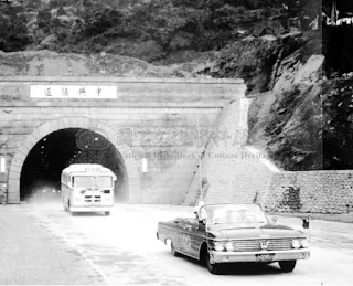 麥帥公路通車時車隊經過隧道的照片
圖片來源：國家文化資料庫