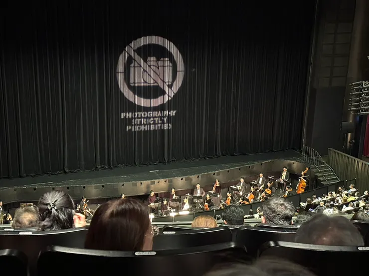 演出前禁止攝影的黑幕與交響樂團