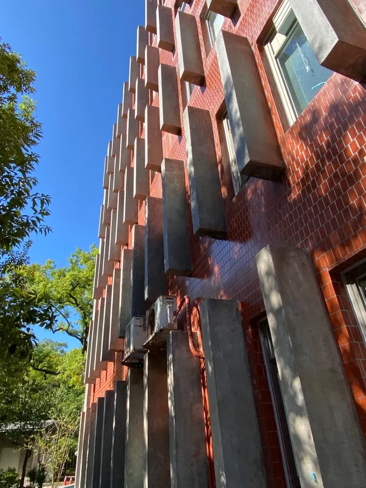 垂直的律動線條，帶有王大閎的火箭升空想像