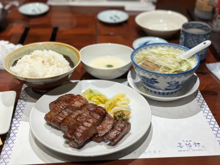 善治郎最知名的牛舌定食,一定要選厚切才好吃