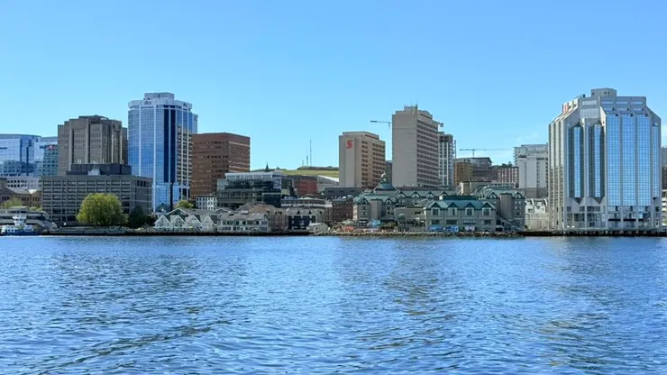 哈利法克斯房價較貴，多數人住達特茅斯，搭渡輪上下班。