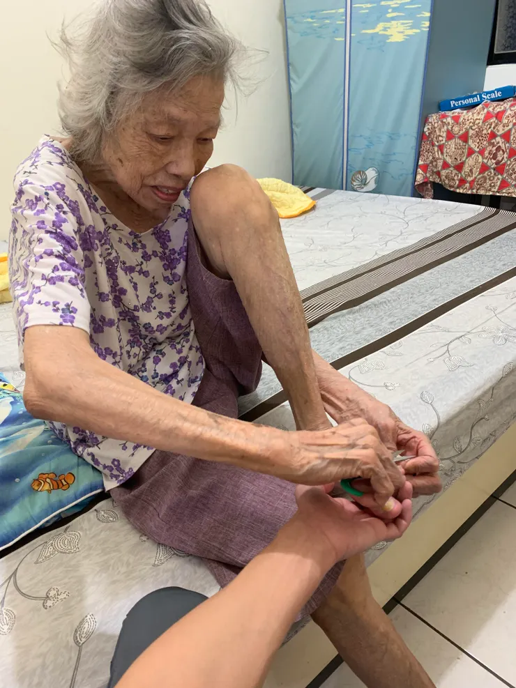 幫阿嬤剪指甲時，阿嬤說我剪錯了，她要自己剪