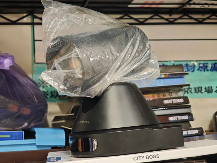 換好之後,小師傅怕傷到鏡頭,用個塑膠套罩起來,這樣比較安全。