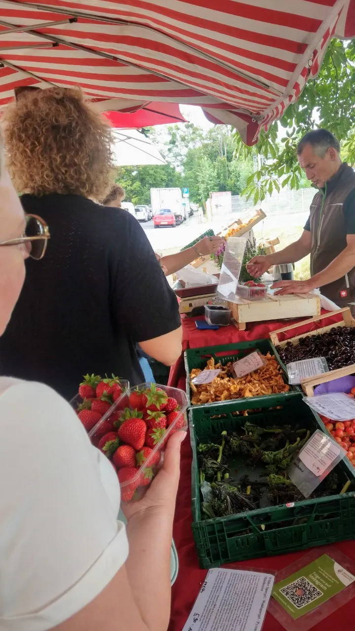 找便宜貨跟著媽媽們就對了(我也買了一盒草莓3.9€(兩盒7€)隔天到超市看一樣大小要8€以上)