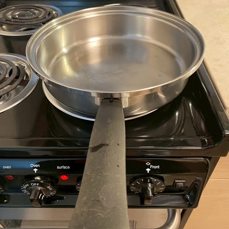 順序依舊怪異，但我是參考包裝後面的料理順序，他說要「預熱」！