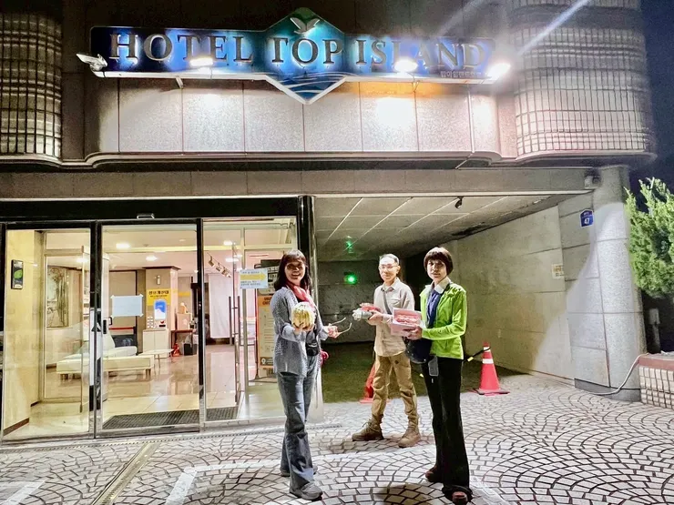 飯店門口就是免費停車位