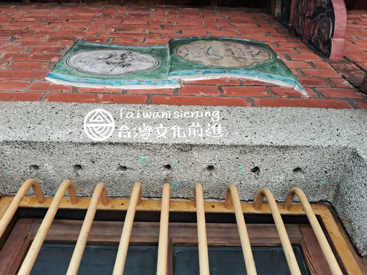 雲1,年份不明,但根據建物的各種特徵,可以確定是戰前完成的作品,有外籍看護盯著的92歲的阿伯,指出這是當年被日本人徵收的金屬窗條的痕跡,戰後又在外面加裝另一套鐵窗。