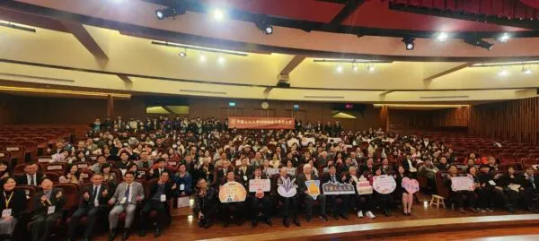 ▲中國文化大學舉辦64週年校慶慶祝大會，現場師生、校友與貴賓合影留念，凝聚華岡情誼，共賀辦學成果。(圖/文化大學提供)