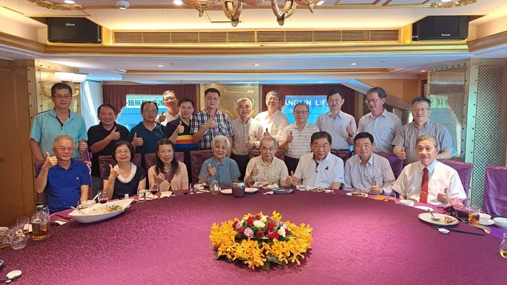 2023年九月參加林老師實驗室的學生為老師慶祝生日的聚餐。我站在照片後排右六