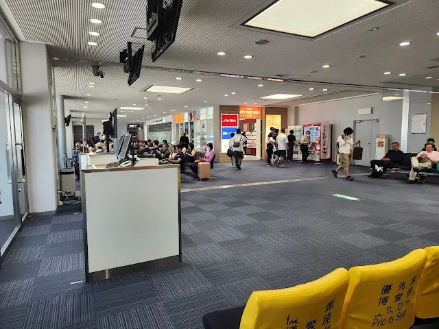 出境的候機室，有間小的免稅店，基本上白色戀人/ ROYCE 巧克力都有販售