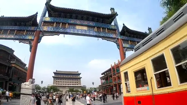 北京前門大街復古鐺鐺車與老街建築