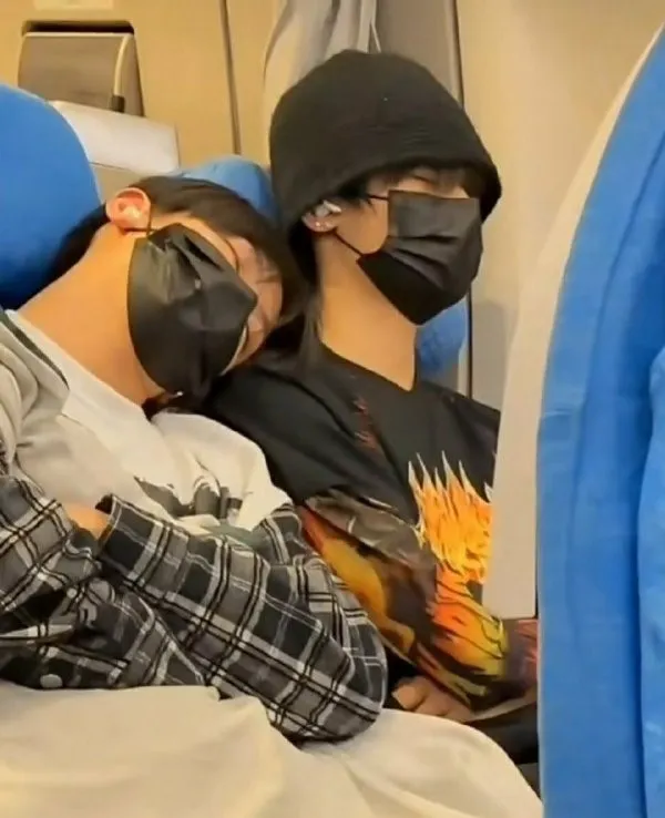 靠肩膀真的好甜