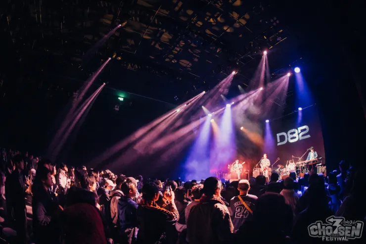 D82 在 2026 CHOSEN FESTIVAL 演出側拍。