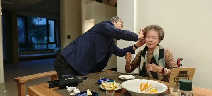 YY想方設法改善老媽重聽問題,這是2023/12/8帶來骨傳導耳機測試,效果不佳。