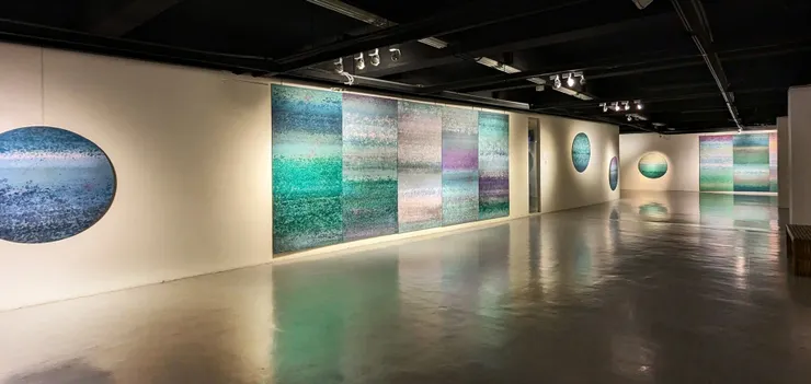 積吶虹光，〈青天白日滿地「虹」〉，壓克力顏料、宣紙。