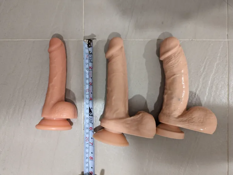 這是我目前的三個調教用的假陽具。左邊跟中間是矽膠材質的,右邊是PVC 材質。左邊是我一開始用來口腔調教的陽假具 長度/粗度是 13cm/3cm,中間的是目前慣用的口腔調教陽假具, 17cm/4.5cm。右邊那個PVC 材質的是拿來做肛門直腸調教的 16cm/4cm。