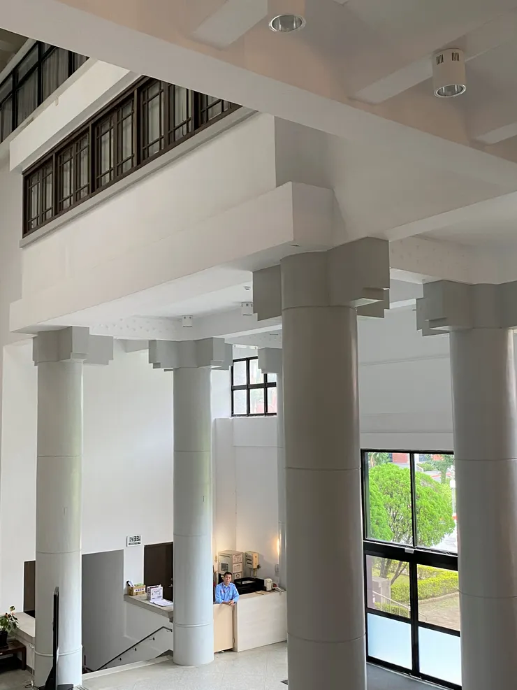 從樓梯上回望大廳的列柱，柱頭帶有仿木結構的傳統意象。