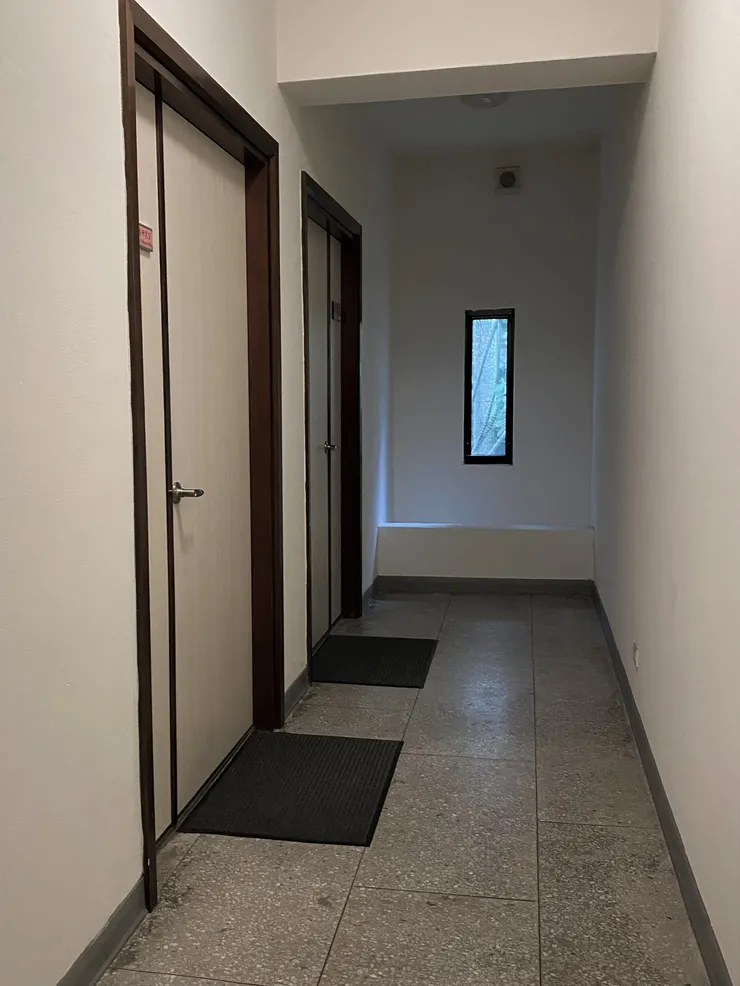 走廊底端，看似掛了一幅畫，其實是一道窗，成為賞心悅目的端景