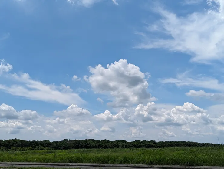 淺藍的天空，白雲朵朵飄