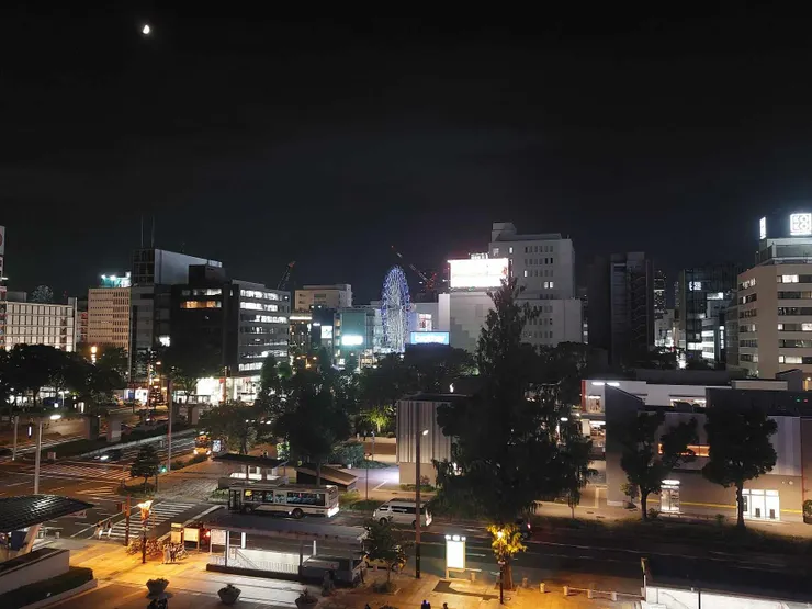 從綠洲21拍向遠處的夜景，遠方還有一個摩天輪～