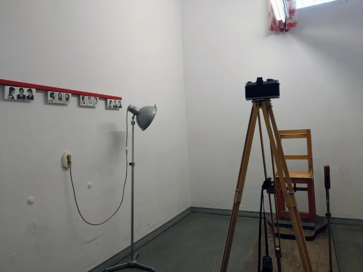 審訊以德語進行,但筆錄卻用俄文書寫。這意味著囚犯無法核實其供詞的真實性,而他們被迫簽署則最終確定了最終的判決。