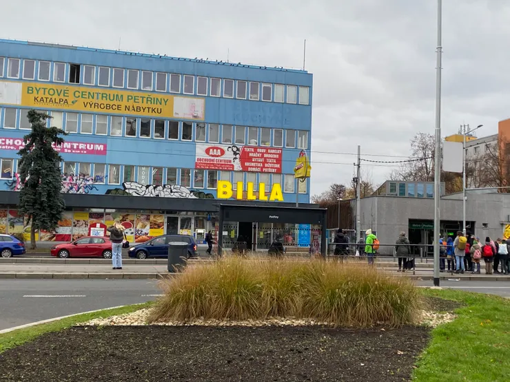 ▲在我住的民宿對面就有間超市，且鄰近路面電車站和地鐵站，雖然是在郊區，但還是挺方便的。當時，在選擇住宿的地點時，正是這份靜謐使我青睞。